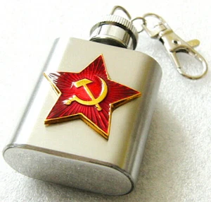 Edelstahl 28,4 ml Hüftflasche Schlüsselanhänger mit UdSSR Russische Armee Metall Abzeichen - Bild 1 von 11