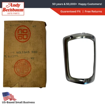 Lámpara de luz trasera derecha Chrysler New Yorker 1950-1952 bisel cromado 1345962 NOS. Foto 1 de 4