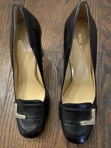 NINE West Women's shoe, size 8.5 M, Black leather upper with Gold tone accent - Picture 1 of 9