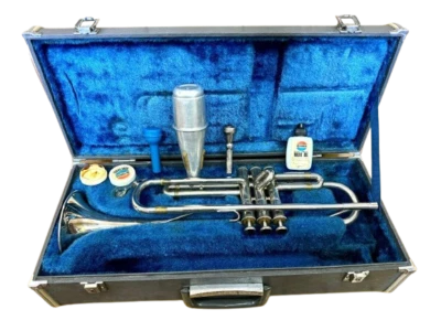 Tromba Yamaha YTR-135 colore argento con custodia rigida nera usata - Immagine 1 di 4