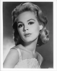 SANDRA DEE – THE RELUCTANT DEBUTANTE – 1990s – MGM BLACK & WHITE REPRO PHOTO - Picture 1 of 1