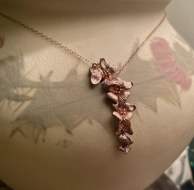 Collar de orquídea enchapado en oro rosa con menta cadena de 16"/colgante gota de 1,75" Foto 1 de 4