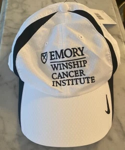 Nike Dri Fit Mütze Kappe Erwachsene Unisex weiß neu mit Etikett Emory Winship Cancer Institute wie abgebildet - Bild 1 von 3