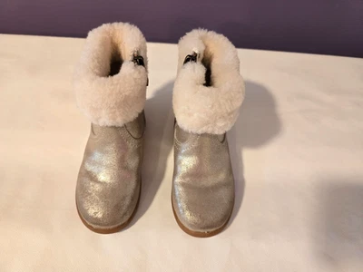 NUEVO EN CAJA UGG Botines Jorie Metálicos Dorados de Piel de Oveja Talla 8/Excelente Estado Foto 1 de 4