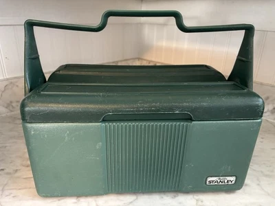 Refrigerador de lancheira vintage Stanley Aladdin verde isolado - sem garrafa térmica - Imagem 1 de 4