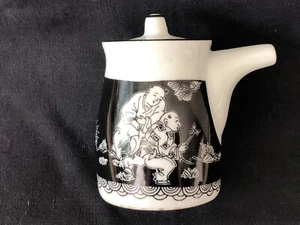 Vintage Sake Flasche mit kleinem Ausguss und Deckel, schwarz-weiße Figuren & Szenen - Bild 1 von 15