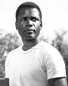 SIDNEY POITIER IN "LILIES OF THE FIELD" - 8X10 PUBLICITY PHOTO (DD306)