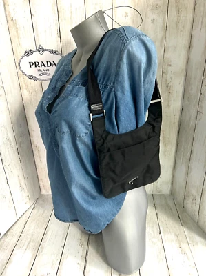 普拉达迷你黑色 TESSUTO NYLON BORSA 皮革平底单肩包 #25 正品二手状况完好 — 第 1/4 张图片