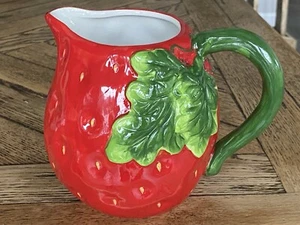 Jarrón jarra de cerámica con forma de fresa roja jarra de agua 6,5" QVC Valerie Parr - Imagen 1 de 8