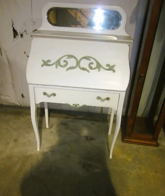 ESCRITORIO DE SECRETARIAS DE COLECCIÓN, PINTADO DE BLANCO CON DISEÑOS DE DESPLAZAMIENTO VERDE, TAPA DE ESPEJO Foto 1 de 4