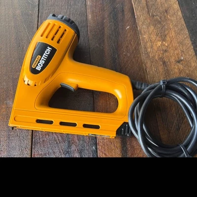 Grapa eléctrica Stanley Bostitch BTA700 y pistola de clavos Brad Foto 1 de 4