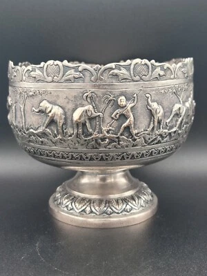 Fino cuenco grande indio Repousse perseguido con patas de caza de tigre de plata del siglo XIX raro Wow Foto 1 de 4