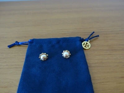 PENDIENTES DE PERLAS DE IMITACIÓN CON LOGOTIPO DE TORY BURCH. NUEVO Foto 1 de 4