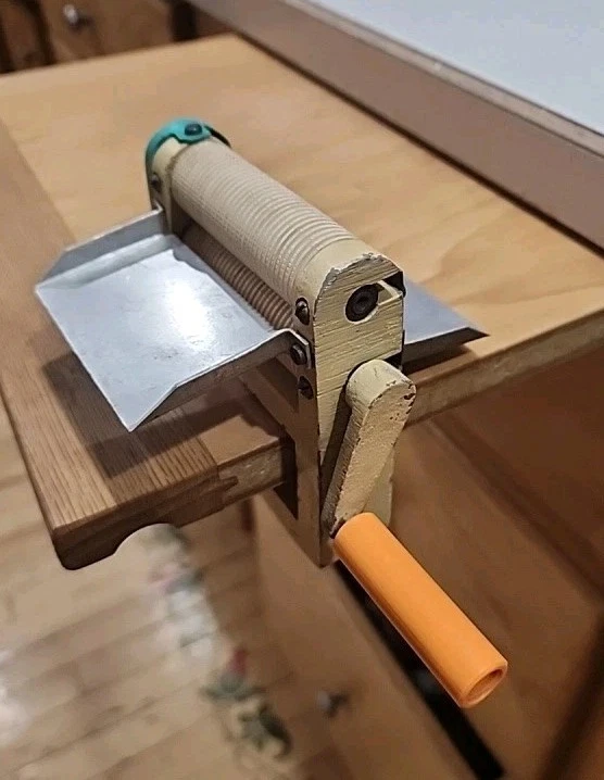 ANTIGUA máquina para hacer fideos ramen adjuntar tabla de cortar manivela mano derecha Foto 1 de 4