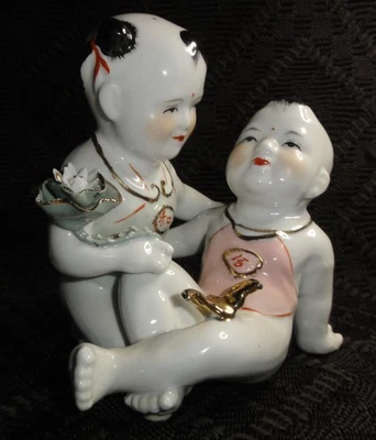 VINTAGE ASIAN FIGURINE IN CHINOISERIE STYLE, RARE!  BEAUTIFUL CONDITION!  - Image 1 of 4