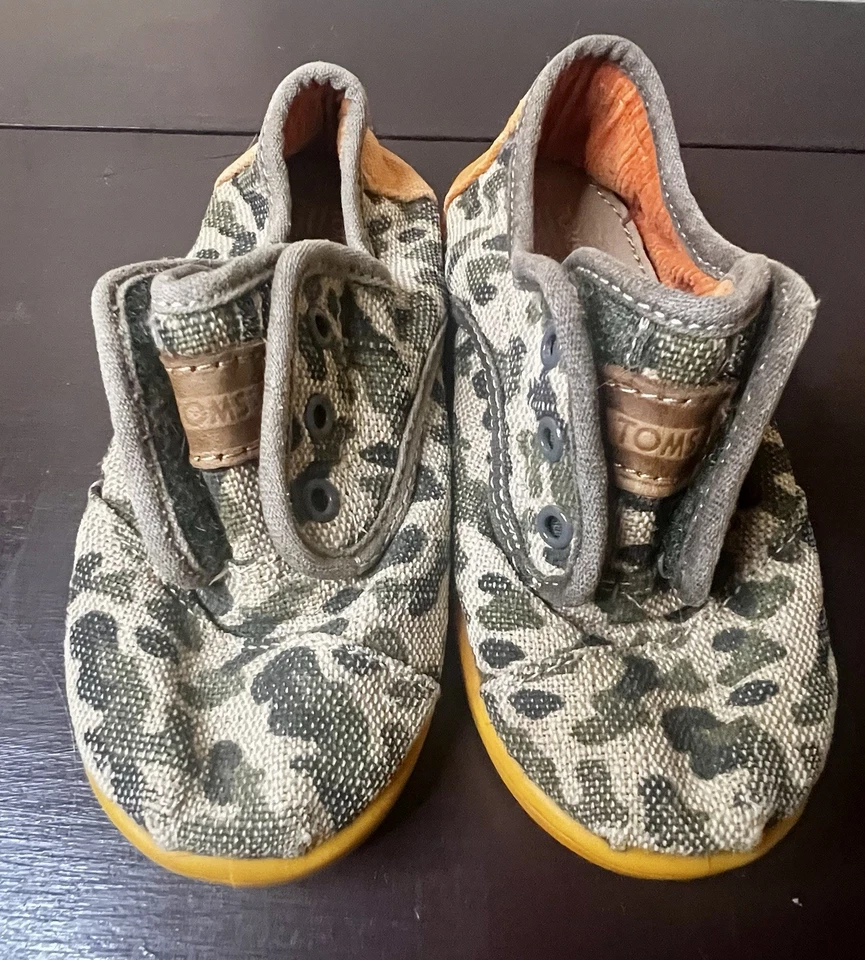 Toms sin cordones, camuflaje naranja/marrón, niño pequeño talla 10 EE. UU. Foto 1 de 4