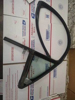 Cadillac CTS 2003-2007 puerta trasera izquierda lado del conductor cuarto de ventilación ventana vidrio OEM Foto 1 de 4