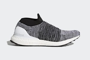 ultra boost laceless triple black