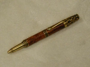 Viktorianischer handgefertigter Stift -- rot, schwarz und weiß Ahorn Wurzelholz - Bild 1 von 5