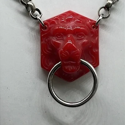 Classic Hardware Rojo Poliresina León Knocker 17 pulgadas Cadena Chapada en Plata de Ley Foto 1 de 4