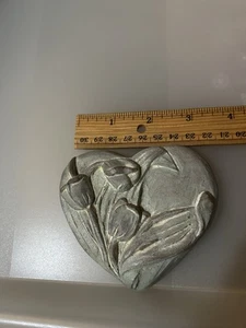 Isabel Bloom Tulip Heart 1986 Small Chip On Back Not Noticeable - Picture 1 of 3