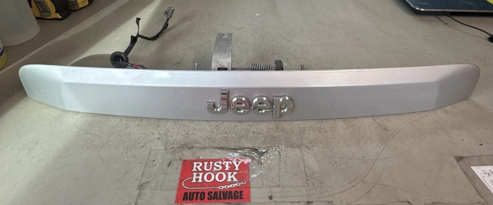 Jeep Patriot 2011 puerta levadiza moldura manija plateada 0ZH33 TRM AF Foto 1 de 4