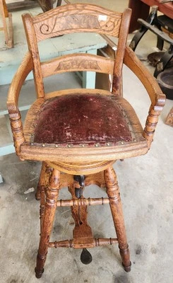 Silla de peluquero victoriana de nogal para niños taburete giratorio años 1880 Hollstegge&Baumann Foto 1 de 4