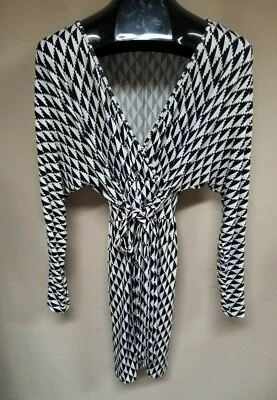 Vestido midi Anthropologie Tart para mujer manga larga geométrico con cinturón Foto 1 de 4