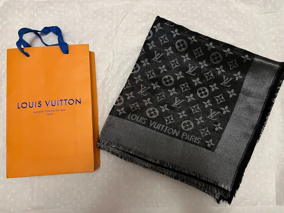 Louis Vuitton Negro Monograma Mantón Bufanda Doble Estampado Ambos Lados Hecho en Italia  Foto 1 de 4