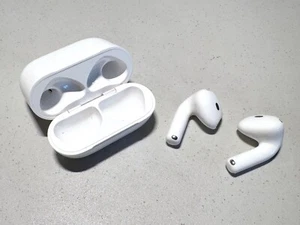 Authentic Apple AirPods 4 Model MXP63LL/A Pristine! - Photo 1 sur 12