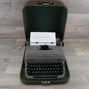 Macchina da scrivere vintage Remington Rand Quiet-Riter Miracle Tab verde con custodia eccellente - Foto 1 di 17