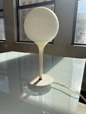 Lámpara de mesa Artemide Castore, diseñada por Michele De Lucchi y Huub Ubbens Foto 1 de 3