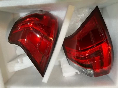 Luz trasera izquierda y derecha Lexus LX570 2016+ OEM Foto 1 de 4