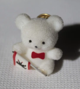 Pin, Teddy mit Berlin Fahne, weiß, Teddybär, Bärlin, weich, gebraucht, neuwertig - Bild 1 von 2