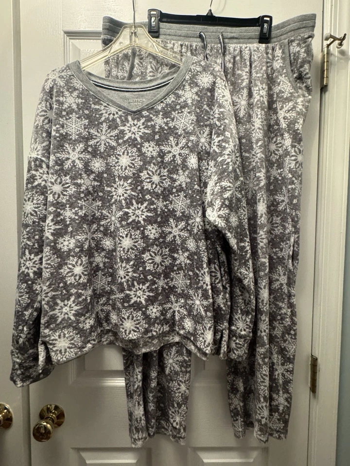 Juego de salón pijama de 2 piezas de terciopelo súper suave para mujer con copos de nieve XXL Foto 1 de 4