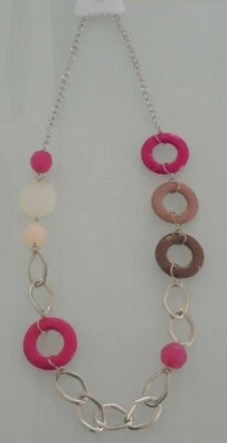 COLLANA IN METALLO CON CERCHI E DECORAZIONI IN PLASTICA - Immagine 1 di 2