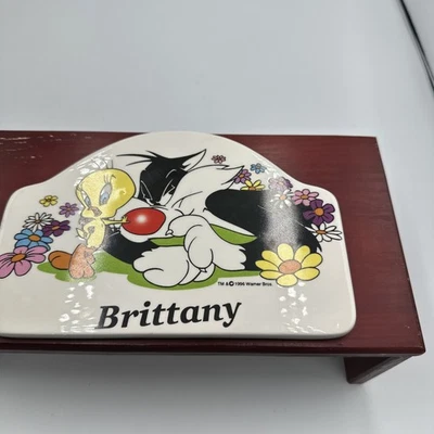 Puerta/placa de pared de cerámica Looney Tunes Sylvester & Piolín con nombre Bretaña 1996 Foto 1 de 4