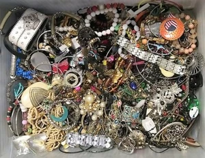 Lote moderno vintage de joyería de colección de 1 libra artesanía chatarra algo de desgaste reventa mezclada - Imagen 1 de 10