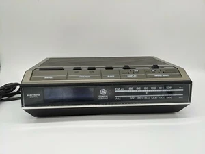 General Electric GE Radio Alarm Clock Vintage Wood Teak Model 7-4642B Tested * - Picture 1 of 9