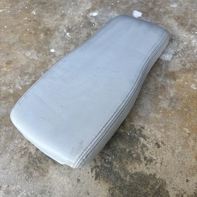 2000 - 2011 凯迪拉克 Deville DTS 别克 Lucerne 中控台盖扶手灰色 — 第 1/4 张图片