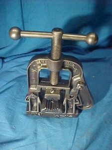 Vintage ARMSTRONG # 131 PIPE VISE 1/8-1 1/4" - Picture 1 of 4