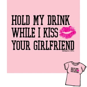 Camisa Hold My Drink While I Kiss Your Girlfriend bebé muñeca/junior NUEVA SIN USAR - Imagen 1 de 1