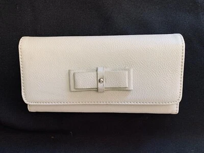 Cartera de cuero sintético Nine West guijarro gris plateado arco triple vegano ranuras de identificación a presión Foto 1 de 4