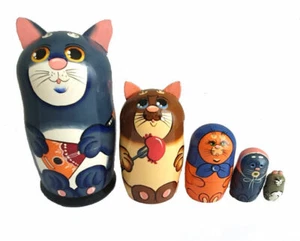 MATRIOSCA BAMBOLE Dipinta A Mano Da Sinitsina - Gatto Con Balalaika - Foto 1 di 2