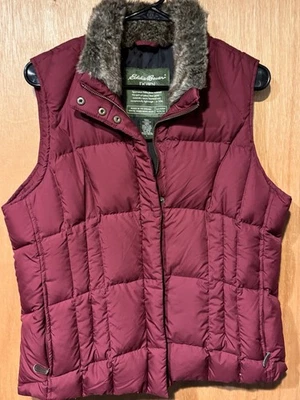 Chaleco acolchado grande de plumón de ganso Eddie Bauer para mujer con cuello de piel de borgoña Foto 1 de 4