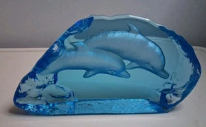Escultura de vidrio artístico azul vintage de delfines en el océano con olas grabadas - Imagen 1 de 4