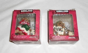 Vintage Kirkland Signatur Bär Sammlerstück Geschenk Ornamente (2er Set) Harz  - Bild 1 von 3