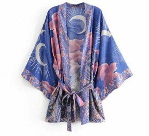Rosa lila Blumen Mond Himmel Wolkenmuster Boho kurzer Kimono Fledermausärmel Morgenmantel - Bild 1 von 9