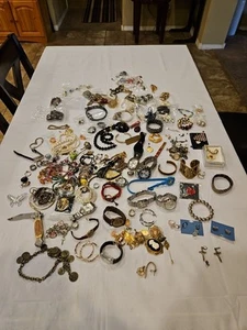 Oltre 7,5 libbre di bigiotteria e orologi misti indossabili e parti/pezzi - Foto 1 di 24