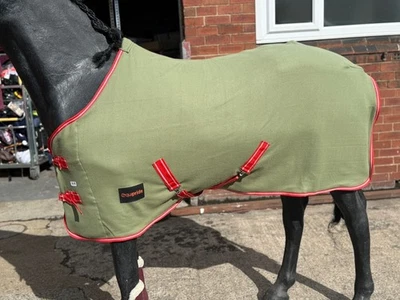 EQUIPRIDE Pferde Fleecedecke Reisedecke mit Surcingle 260Psitazie mit rotem Rand 4 Fuß 6 Zoll - 6 Fuß 9 Zoll